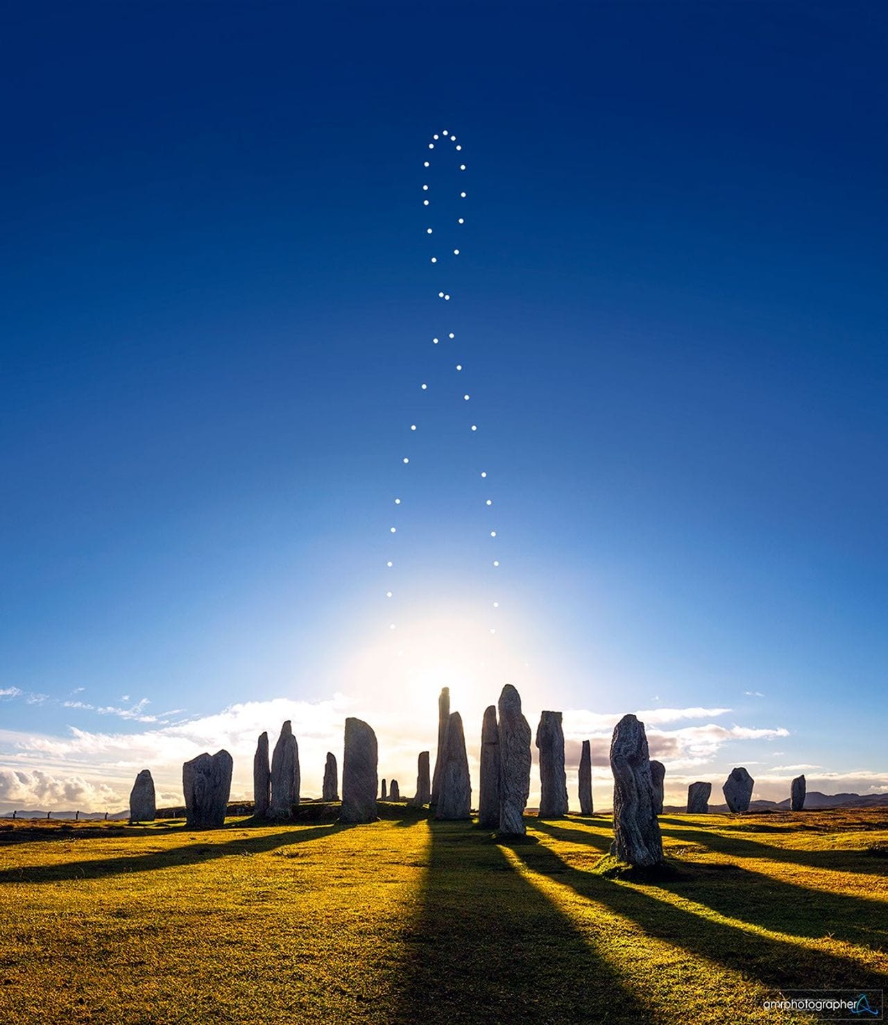 APOD: 2026 septiembre 20 – Analemma sobre las piedras de Callanish