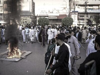 پاکستان ایک نازک موڑ پر: عمران خان کی گرفتاری کے بعد احتجاج جاری