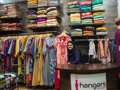 خواتین تنظیم کار کشمیر میں رکاوٹیں توڑتے ہوئے